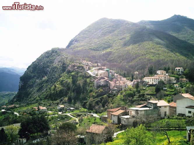 Immagine Il borgo di Trecchina si trova sulle montagne ad est di Maratea, in Basilicata - © Di Luke18389 -  CC BY-SA 3.0 - Wikipedia