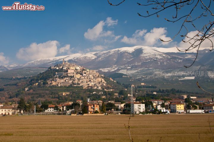 Immagine Il Borgo di Trevi in Umbria: fotografato in inverno con l'Appennino umbro marchigiano innevato - © mdlart / Shutterstock.com