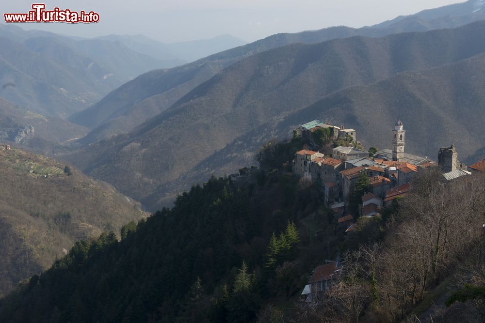 Immagine Il borgo di Triora abbarbicato sui colli in provincia di Imperia (Liguria).