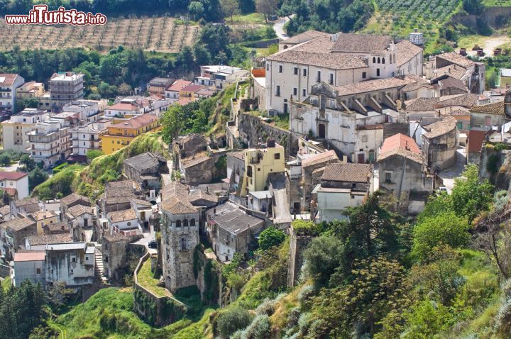 Immagine Il borgo di Tursi abbarbicato sugli aspri rilievi della Lucania, in Basilicata - © Mi.Ti. / Shutterstock.com