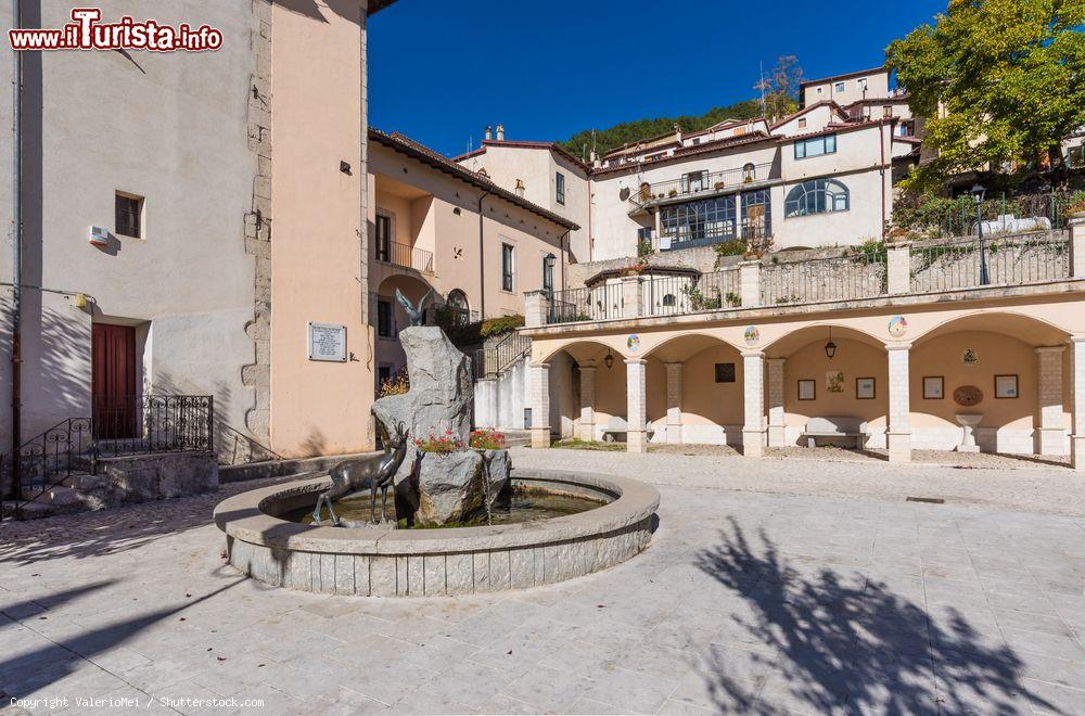 Immagine Il borgo di VIlletta Barrea in Abruzzo, sulle rive occidentale del Lago di Barrea - © ValerioMei / Shutterstock.com