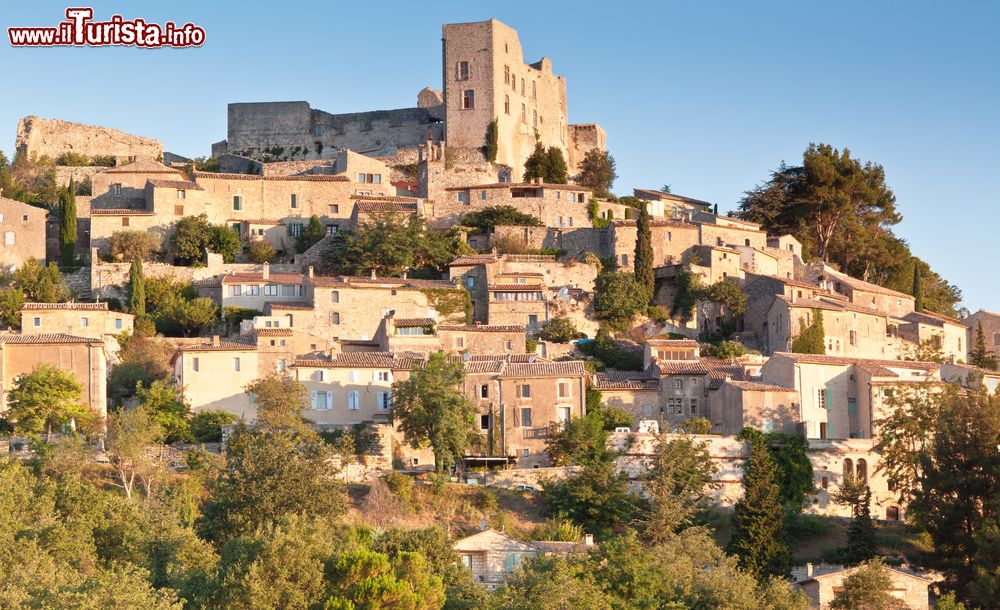 Immagine Il borgo e il castello di Lacoste nel sud della Francia