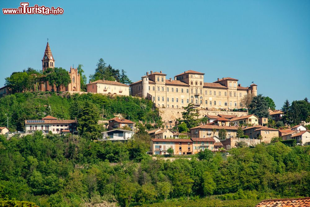 Immagine Il borgo e il Castello di Magliano Alfieri in Piemonte.