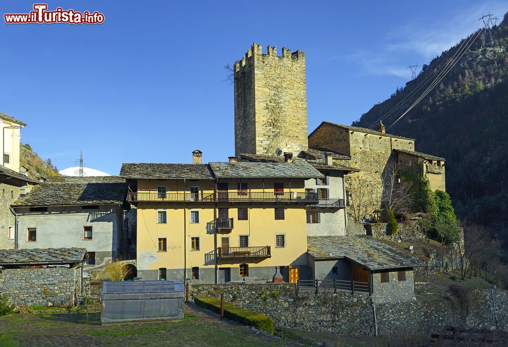 Immagine Il borgo ed il Castello di Avise in Valle d'Aosta.