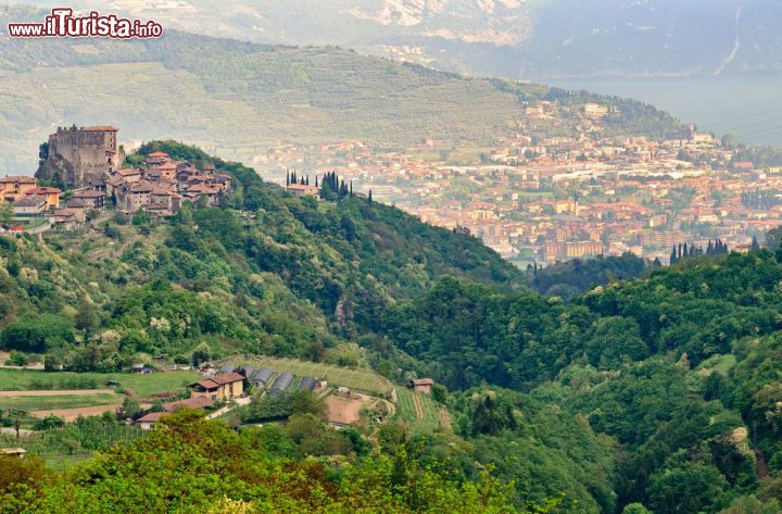 Immagine Il Borgo ed il castello di Tenno lago di Garda Trentino - © Marco Saracco / Shutterstock.com