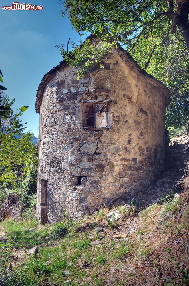 Immagine Il borgo fantasma di Reneuzzi nel territorio di Carrega Ligure, Piemonte.