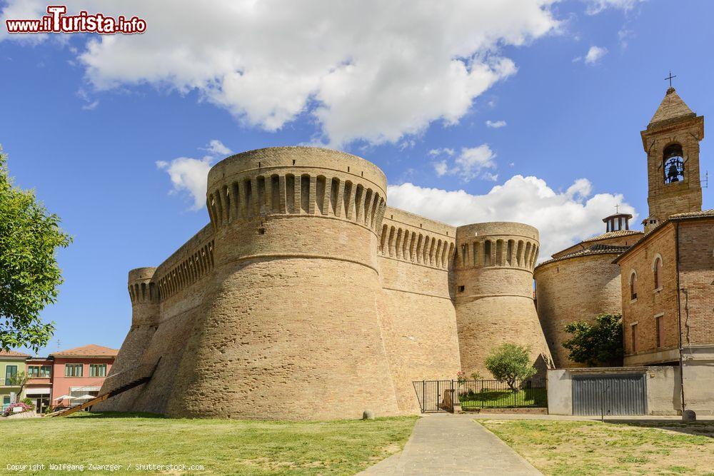 Immagine Il borgo fortificato di Urbisaglia nelle Marche - © Wolfgang Zwanzger / Shutterstock.com
