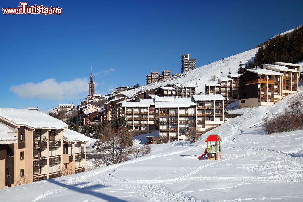 Immagine Il borgo francese di Les Menuires in inverno con la neve.