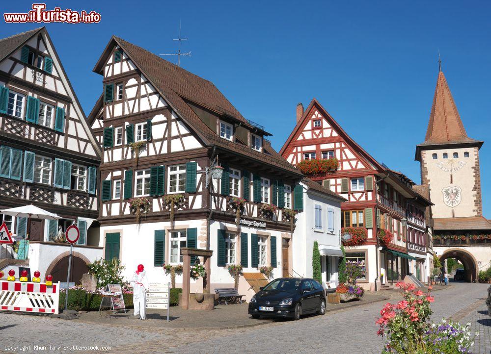 Immagine Il borgo gioiello di Gengenbach in germania con le tipiche case medievali a graticcio - © Khun Ta / Shutterstock.com