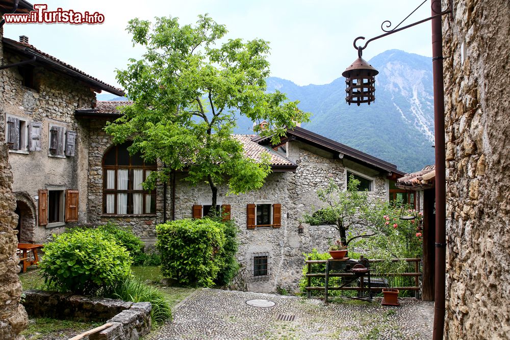 Immagine Il borgo in pietra di Canale di tenno, villaggio medievale del Trentino nei pressi dell'omonimo lago.