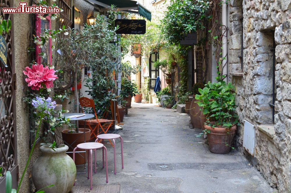 Immagine Il borgo in pietra di Mougins: una via del villaggio della Costa Azzurra