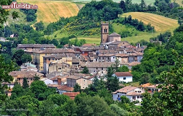 Immagine Il borgo marchigiano di Pergola, provincia di Pesaro e Urbino. Abitato fin dalla preistoria, questo territorio è ricco di storia e eccellenze.
