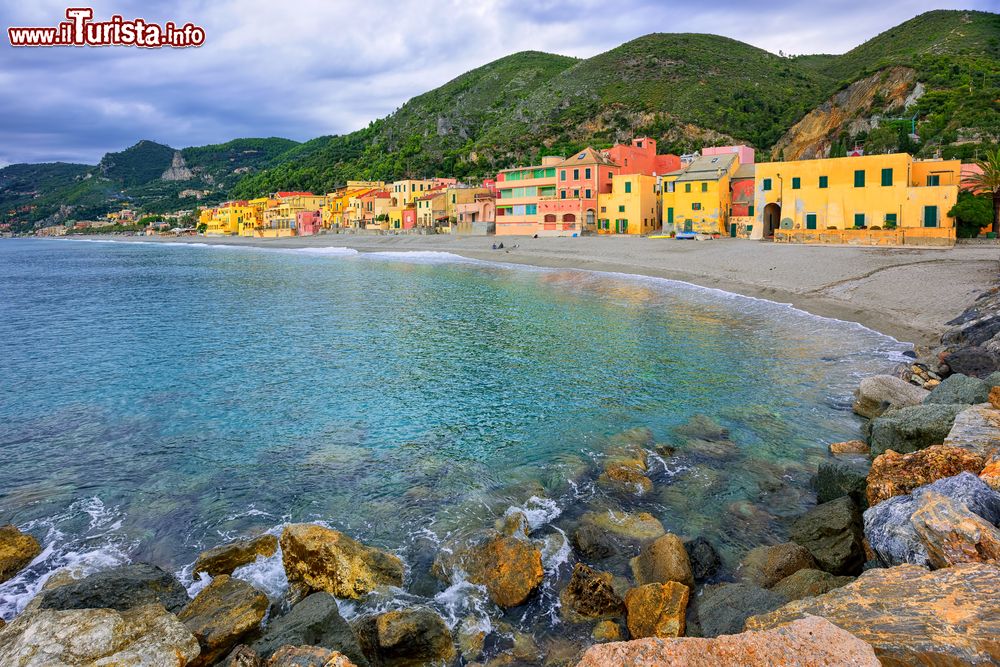 Immagine Il borgo marinaro di Varigotti in Liguria, Rivera di Ponente