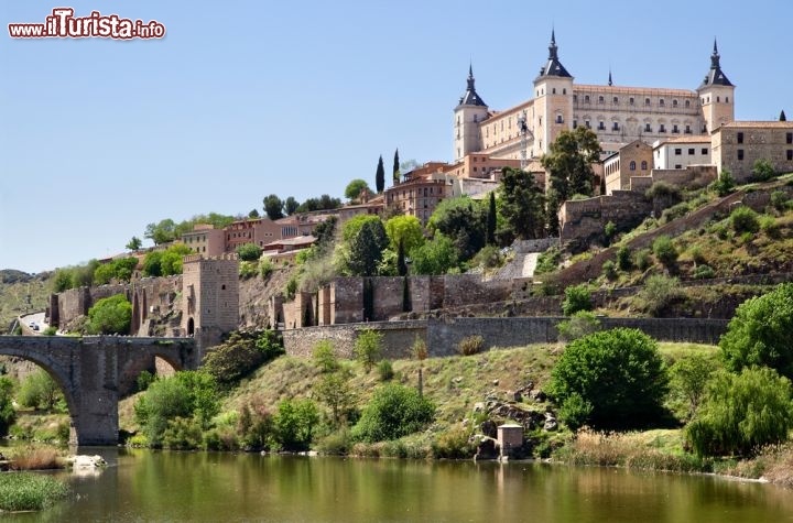 Immagine La fortezza dell'Alcazar di Toledo domina la città antica da una posizione strategica, che la fa notare da lontanissimo ma che soprattutto si rivelò perfetta, in passato, per avvistare i nemici in avvicinamento. E' inconfondibile, con le sue mura spesse organizzate intorno a un cortile centrale e le sue torri slanciate ma massicce - © Roman Sigaev / Shutterstock.com