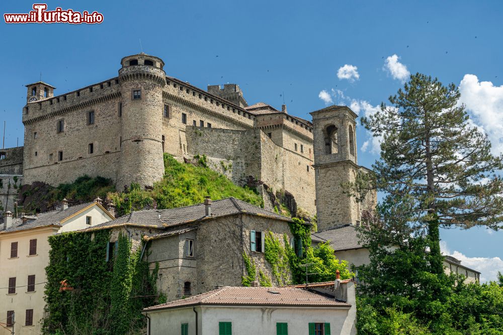 Immagine Il borgo medievale di Bardi in Emilia, dominato dal grande castello