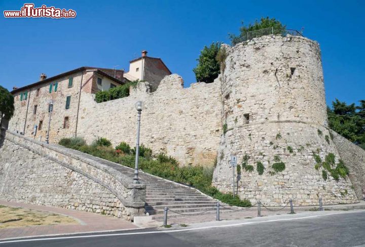 Immagine Il borgo medievale di Castiglione del Lago, Umbria - Fra i più importanti centri turistici del Trasimeno, il borgo di Castiglione, che comprende anche l'Isola Polvese, deve la sua impronta medievale ai signori della Corgna, divenuti padroni del lago nel Cinquecento © Mi.Ti. / Shutterstock.com