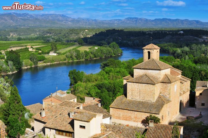 Immagine Il borgo medievale di Miravet, il fiume Ebroe le montagne della Serra de Cardo in Catalogna