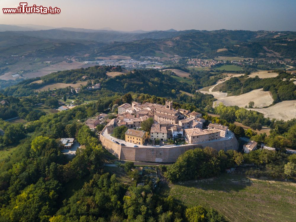 Immagine Il borgo medievale di Montefabbri si trova nel Comune di Vallefoglia, in provincia di pesaro e Urbino, Marche