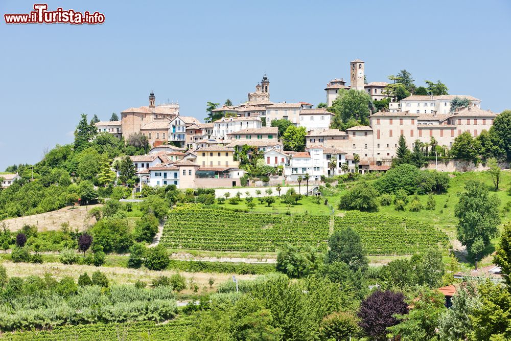 Immagine Il borgo medievale di Neive, Piemonte. Qui attorno si snodano i sentieri del Dolcetto e del Barbaresco da percorrere a piedi, in bicicletta e a cavallo.