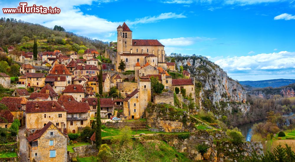 Immagine Il borgo medievale di Saint-Cirq-Lapopie in Occitania (Francia) visto dalla collina di fronte. Sorge abbarbicato su una parete rocciosa a 100 metri di altezza sopra il fiume Lot.