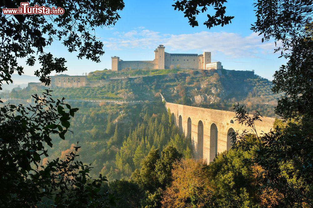 Immagine Il borgo medievale di Spoleto in una giornata autunnale, provincia di Perugia, Umbria.