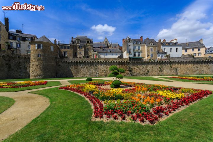 Immagine Il borgo medievale di Vannes in Bretagna, fotografato in estate
