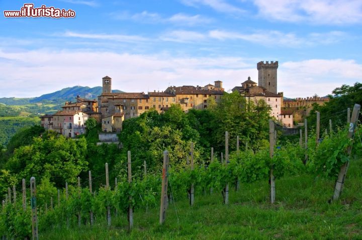 Immagine Il borgo montano di Vigoleno in Emilia Romagna. La sua posizione rialzata sulla Val Stirone, a 350 metri di altitudine, lo rende uno dei borghi più belli d'Italia, una delle Bandiere Arancioni del Touring CLub Italiano - © LianeM / Shutterstock.com