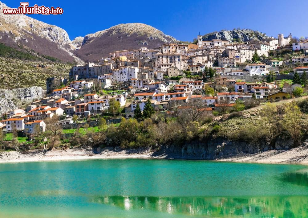Immagine Il borgo pittoresco di Barrea e il suo lago in Abruzzo: siamo all'interno del Parco Nazionale d'Abruzzo, tra le montagne dell'Alto Sangro, in provincia de L'Aquila.