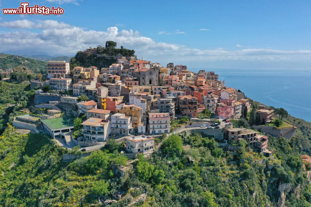 Immagine Il borgo pittoresco di Castelmola in Sicilia, si trova vicino a Taormina