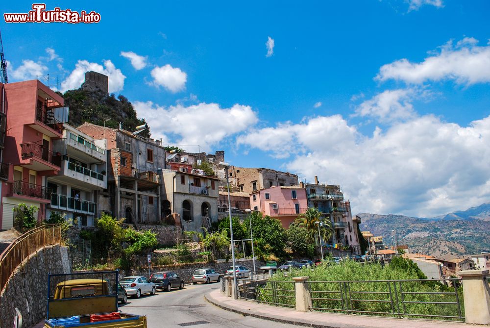 Immagine Il borgo siciliano di Forza d'Agrò, Messina, sorge su un cucuzzolo di 420 metri di altitudine.
