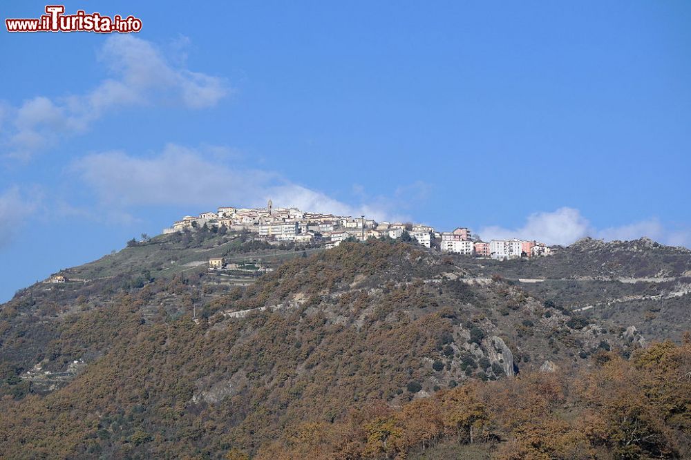 Immagine Il borgo solitario di Albano di Lucania tra le montagne della Basilicata - © Luca Aless - CC BY-SA 4.0, Wikipedia