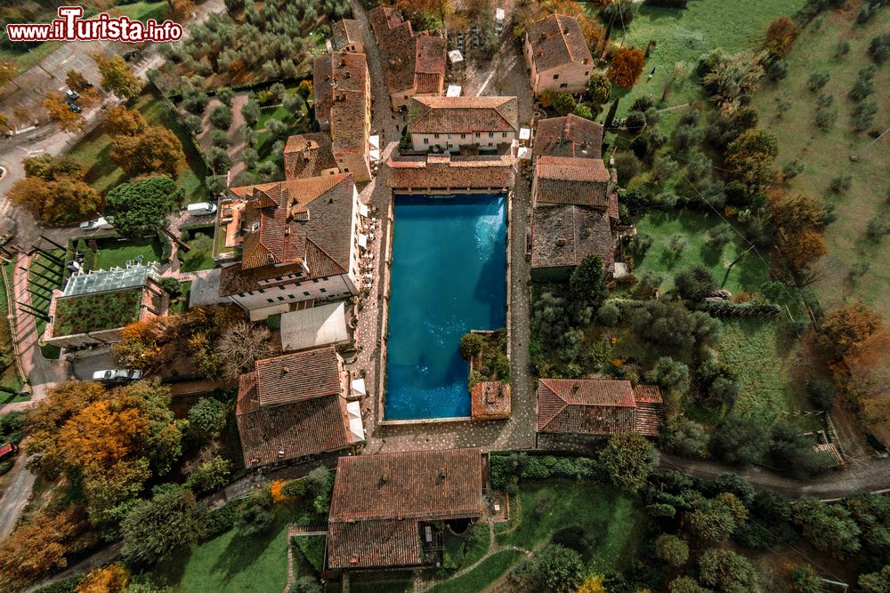 Immagine Il borgo termale di Bagno VIgnoni visto dall'alto con un drone, siamo in Toscana