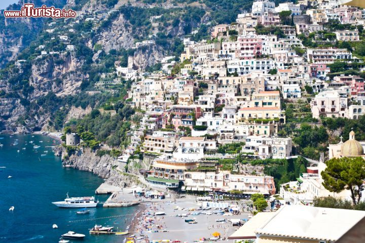 Immagine Il borgo UNESCO di Minori sulla costa sud della penisola Sorrentina in Campania - © PerseoMedusa / Shutterstock.com