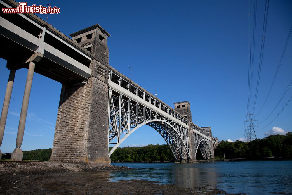 Immagine Il Brittania Bridge attraversa lo stretto di Menai collegando l'isola di Anglesey con la terraferma, Galles, UK. Inaugurasto nel 1850, è lungo 40 metri.