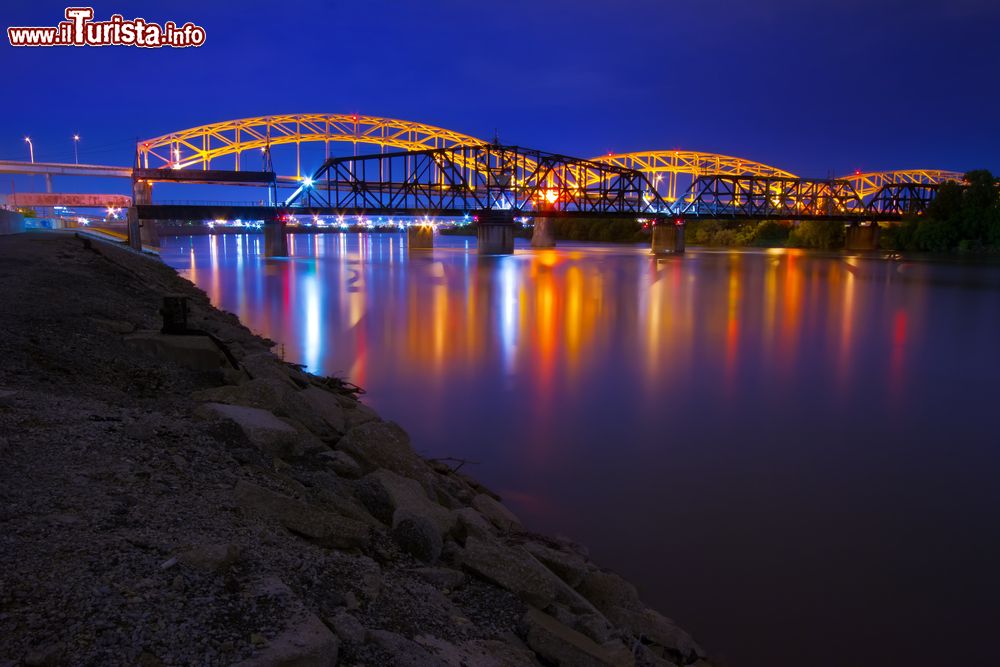 Immagine Il Broadway Bridge a Kansas City, fotografato di notte, si riflette nelle acque del fiume Missouri.