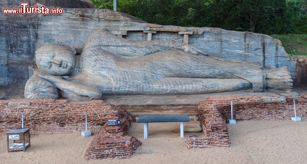 Immagine Il Buddha sdraiato al Gal Vihara di Polonnaruwa, Sri Lanka.