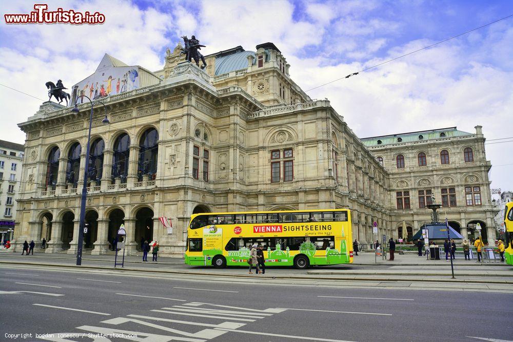 Immagine Il Bus Vienna Sightseeing davanti all'Opera House sul Ring. - © bogdan ionescu / Shutterstock.com