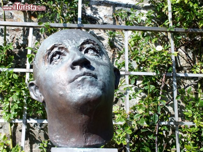 Immagine Il busto dello stilista Christian Dior nei giardini della sua casa natale, oggi trasformata in museo, presso la città di Granville, in Francia - foto © Emma manners / Shutterstock.com