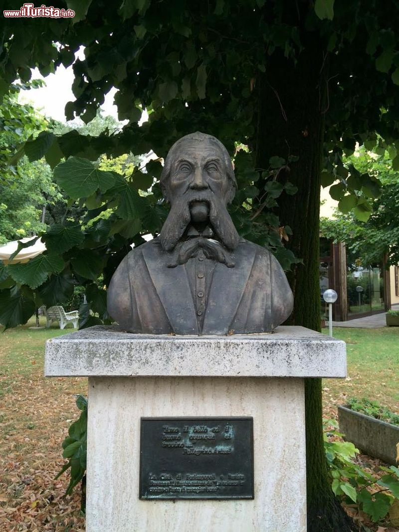 Immagine Il busto di Pellegrino Artusi il celebre gatronomo di Forlimpopoli