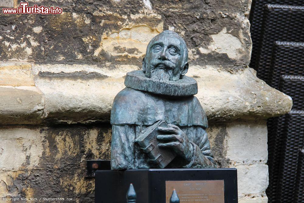 Immagine Il busto di Samuel Ampzing nel centro di Haarlem, Olanda. Fu poeta, purista e ministro olandese; la statua è stata donata dall'Ampzing Society - © Nick_Nick / Shutterstock.com