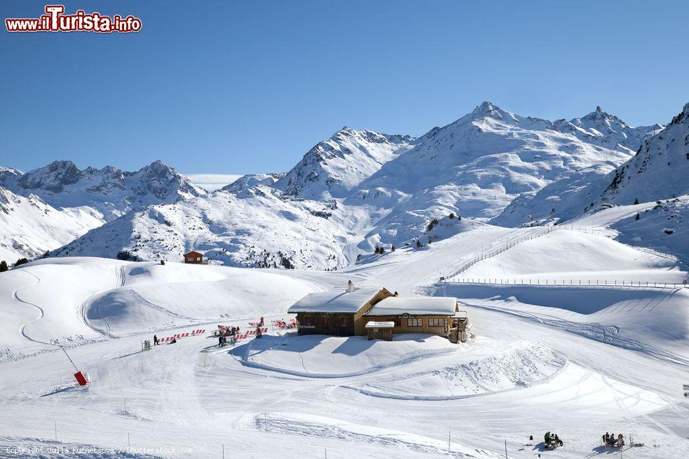 Immagine Il café "Le Chalet Tonia" nello sci resort Les Menuires, Francia, ricoperto di neve - © Julia Kuznetsova / Shutterstock.com