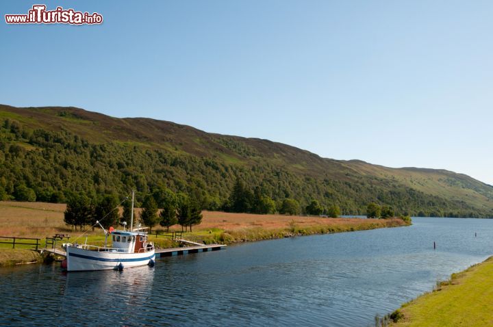 Immagine Il sole risplende nelle scure acque del Canale di Caledonia, presso Fort Augustus - temperature rigide, acque rese scure dalla presenza sotterranea della torba, natura incontaminata e selvaggia: questi sono gli ingredienti dei meravigliosi paesaggi delle highlands scozzesi, qui riprese nel particolare del famoso Canale di Caledonia, che collega il Mare del Nord e l'Oceano Atlantico.  - © stocker1970 / Shutterstock.com