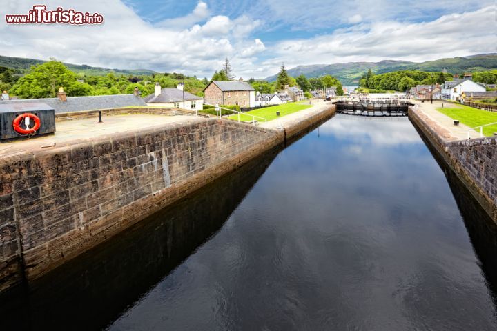 Immagine Il Canale di Caledonia: un lungo ponte tra i mari - presso Fort Augustus, paesino immerso nelle leggendarie Highlands scozzesi, si trova una delle ventinove chiuse del famoso Canale di Caledonia, un'opera ingegneristica annoverata tra le più imponenti dell'800 britannico, costruita con l'intento di collegare il Mare del Nord e l'Oceano Atlantico. - © Nataliya Hora / Shutterstock.com