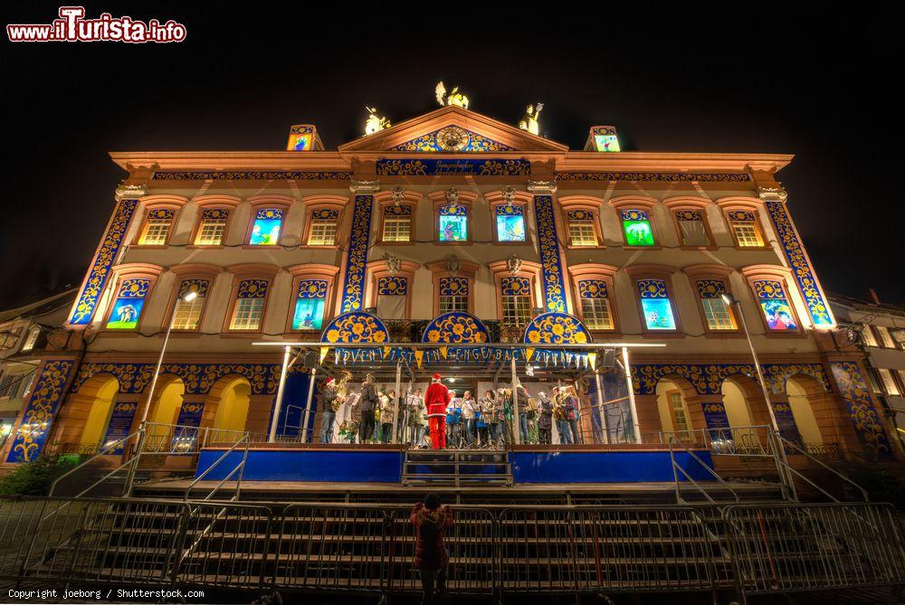 Immagine Il Calendario dell'Avvento piu grande del mondo viene installato nel Municipio di Gengenbach in Germania - © joeborg / Shutterstock.com