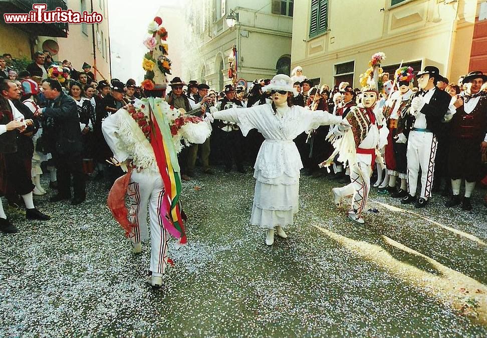 Immagine Il Calisun una delle tre danze del Carnavale di Rocca Grimalda, la Lachera - ©  Archivio del gruppo La Lachera, CC BY-SA 3.0, Wikipedia
