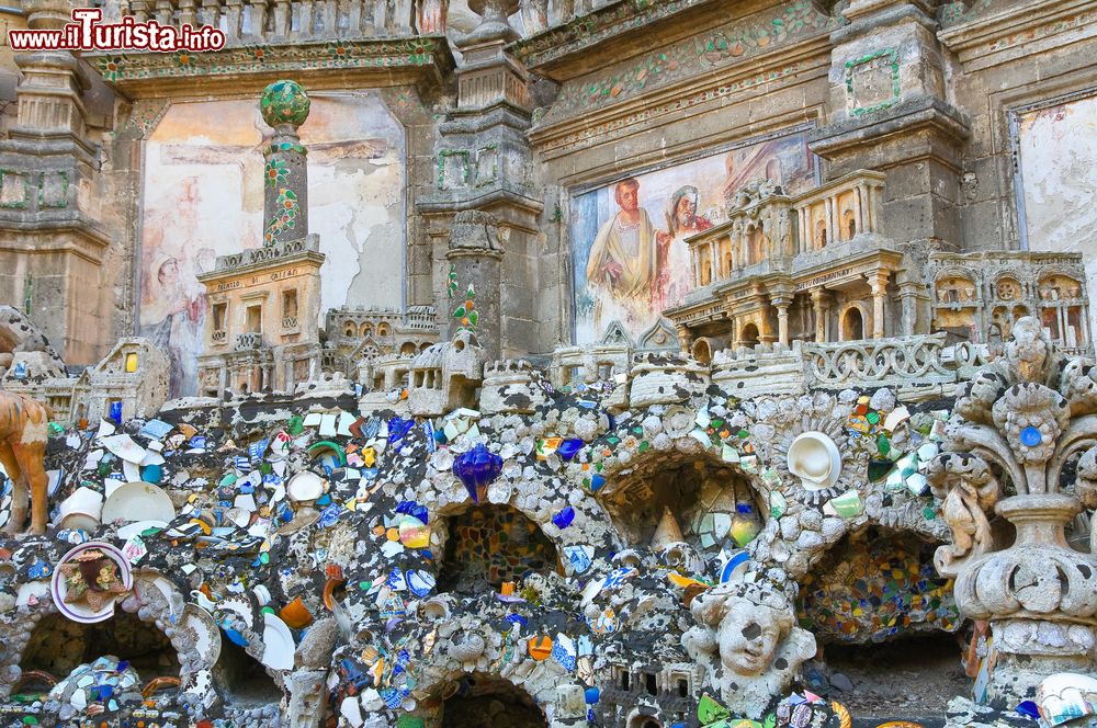 Immagine Il Calvario di Manduria, Puglia, Italia. Realizzato da Giuseppe Renato Greco, questo monumento della seconda metà del XIX° secolo rappresenta alcune scene della Passione di Cristo. La particolarità è nell'utilizzo di conchiglie e cocci di ceramica di varie epoche e colori. Si trova al civico 8 di via Maruggio.