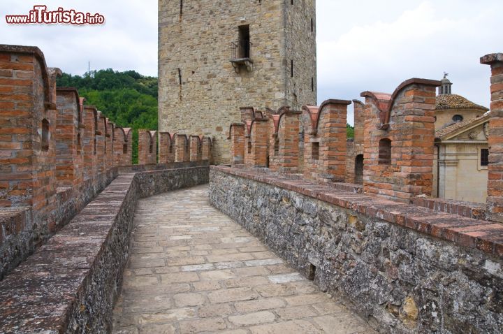 Immagine Il cammino di ronda della cinta muraria di Vigoleno. E' possibile compiere il giro completo della cittadella murata, ammirando il borgo da stupende prospettive fotografiche - © Mi.Ti. / Shutterstock.com