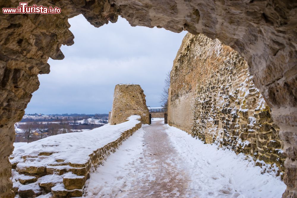 Immagine Il cammino di ronda e la torre della fortezza di Izborsk durante l'inverno, Oblast Pskov, Russia. Il villaggio di Izborsk si trova a una trentina di chilometri a ovest di Pskov: proprio qui sorge una delle più importanti e imponenti fortezze medievali della Russia occidentale. La costruzione più antica tutt'ora esistente è la torre Lukokva edificata nel 1330 che in seguito diventò una torre di avvistamento.