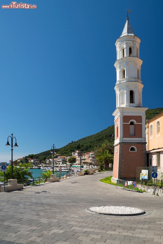 Immagine Il campanile bianco della chiesa al porto di Scario, provincia di Salerno, Campania.