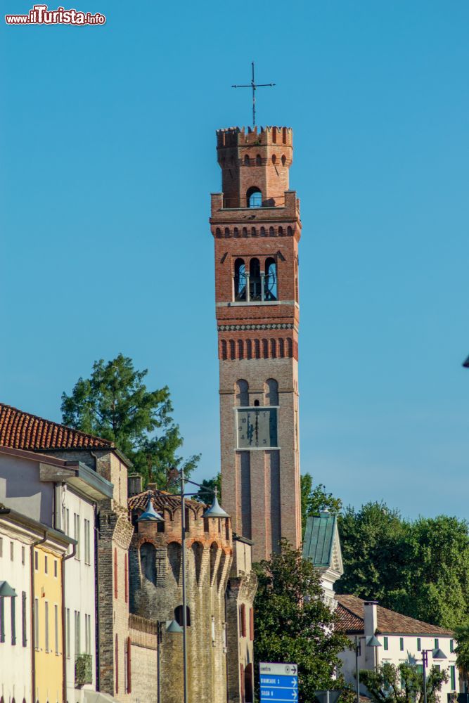 Immagine Il campanile del centro di Roncade in Veneto, comune viscino a Treviso.